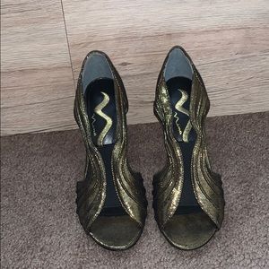 Shimmery Gold & Black Heel